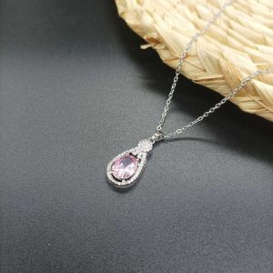 گردنبند پرنسسی پینترستی طرح سنگ صورتی تاج نگین دار
