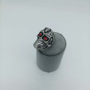 انگشتر گنگ نقره‌ای طرح اسکلت چشم سرخ