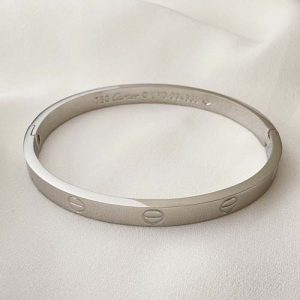 دستبند کارتیه لاو استیل مدل گرد نقره ای