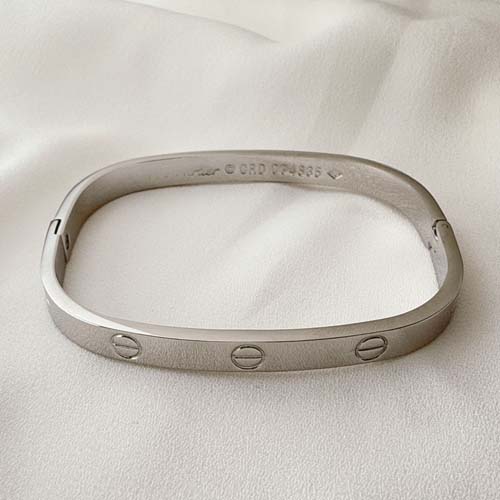 دستبند کارتیه لاو استیل مدل مربع نقره ای
