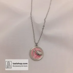 گردنبند فشن نقره ای زنجیر رنگ ثابت پلاک میناکاری طرح دایره صورتی با صدف و گوش ماهی نقره ای