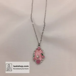 گردنبند فشن نقره ای زنجیر رنگ ثابت پلاک میناکاری طرح بیضی صورتی دور گل