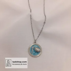 گردنبند فشن نقره ای زنجیر رنگ ثابت پلاک میناکاری طرح دایره آبی با صدف و گوش ماهی نقره ای