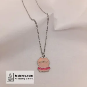 گردنبند فانتزی نقره ای رنگ ثابت طرح عروسک صورتی