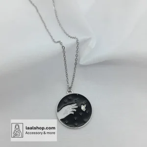گردنبند فانتزی نقره ای رنگ ثابت طرح دست و پروانه